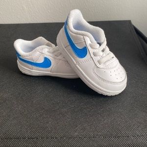 Boy Kids size 4c Nike shoes
